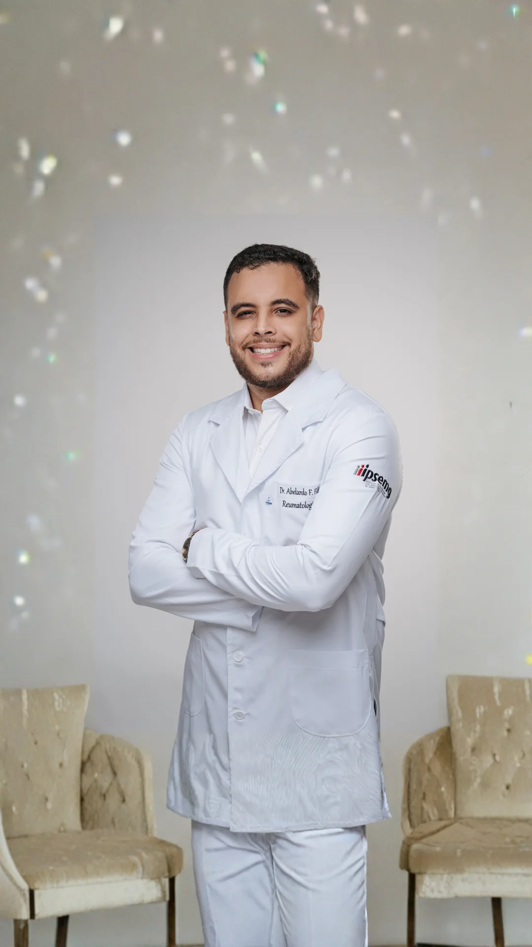 Dr. Abelardo Franco Filho, médico reumatologista, de jaleco branco